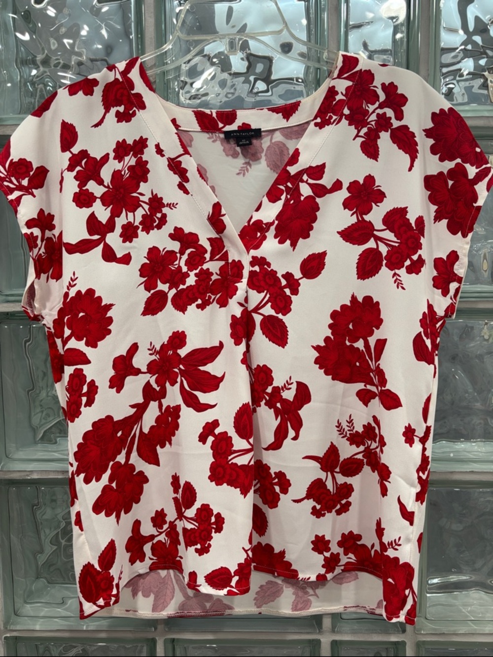 Ann Taylor Red Floral V-Neck Short Sleeve Blouse on White